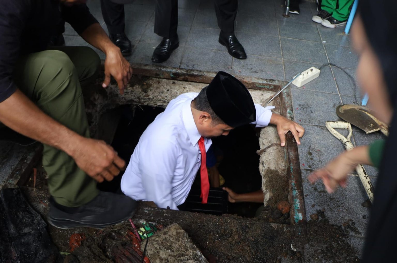 Wali Kota Parepare Turun Langsung Pantau Pengerukan Drainase di Kawasan Masjid Taqwa 1 wali kota parepare