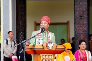HUT ke-18 Toraja Utara, Gubernur Andi Sudirman Serahkan Bantuan Rp10 Miliar untuk Infrastruktur dan UMKM