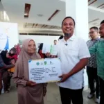 Gubernur Andi Sudirman Serahkan Ganti Rugi Lahan Runway Bandara Bua Senilai Rp17,5 Miliar