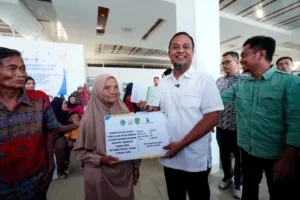 Gubernur Andi Sudirman Serahkan Ganti Rugi Lahan Runway Bandara Bua Senilai Rp17,5 Miliar